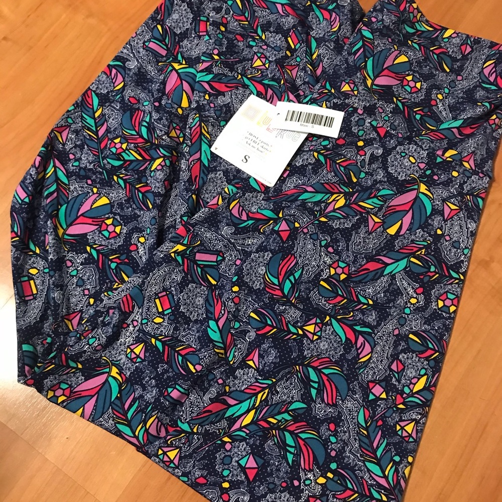 Small Lularoe Maxi Skirt feathers multicolor